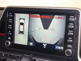 パノラミックビューモニターを装備。駐車場や交差点でクルマを真上から見るように周囲を確認できます。機能の詳細は販売店スタッフまでおたずねください。