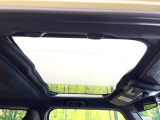 【ガラスルーフ】ガラスルーフ搭載で車内の解放感が一気にアップ!開放的なドライブをお楽しみいただけます。