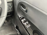 運転席側のドア部。こちらのスイッチでドアミラーの角度調整やパワーウィンドーの操作が可能になります。