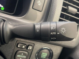【オートライト】周りの明るさに応じて自動でヘッドライトの点灯・消灯ができる機能です!ライトの付け忘れ・消し忘れなどが無くなり、雨の日や夕方の走行も安心!トンネル通過時も便利ですね♪