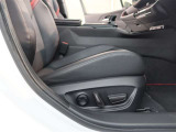 パワーシート搭載。微妙な調整が手軽にでき、ピッタリなポジションで運転することが可能です。