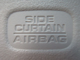 サイドカーテンエアバックシステムは、側面衝突時に大人から子供までさまざまな体格の乗員の頭部や頚部を広範囲で保護。特にセンターピラーへの頭部衝突を防ぐ展開性能を実現しています。