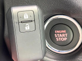 【キーレススタートシステム】カバンやポケットに入れたままでもドアの施錠・解錠が可能なスマートキーを装備。エンジンのオン・オフ時もカギを取り出す必要が無いからとっても便利です♪