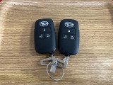 【スマートキー】 スマートキーを携帯していれば、ドアハンドルのボタンを押してロックの解除ができ、パワースライドドアもワンタッチで開閉できます