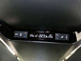 【リヤエアコン】後部座席用のエアコンも装備しています