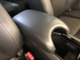 【アームレスト】運転時の疲労軽減にもなるアームレストがついています!