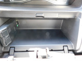 日常使いに便利な収納をしっかり確保。小物類を整理でき車内を快適な空間にすることができます。