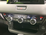 【オートエアコン】一度お好みの温度に設定すれば、車内の温度を検知し風量や温度を自動で調整。暑い&hellip;寒い&hellip;と何度もスイッチ操作をする必要はありません。快適な車内空間には必須の機能ですね♪