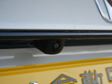 【バックカメラ】 車庫入れの苦手なお客様も安心。バック時目視しにくいクルマの周囲を確認。夜間などの安全性もUP。