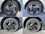 純正アルミホイール。タイヤサイズは155/65R14です。