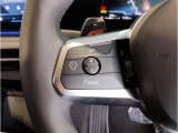 運転中にもオーディオの音量やFMの切り替えなどステアリングでの操作で切り替え可能なため、ステアリングから手を放す必要がない為、運転中でも操作が簡単でございます。