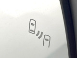 【ブラインドスポットモニター】走行中、ドアミラーの死角になりやすい箇所に後続車が接近するとサイドミラーのレンズに警告を表示!ドライバーに注意喚起をしてくれます。