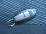 『インテリジェントキー』ですのでポケットやかばんに入れたままでもドアに付いているボタンを押してキーの開閉が出来ます♪♪ エンジンスタートもワンプッシュorひと捻り♪♪