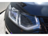 LEDシグネイチャーライト付きLEDヘッドライトが装着されて夜間走行が楽に運転が出来ます。