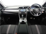 視界広々で運転しやすくロングドライブでも疲れを感じさせないすっきりとまとまったインパネ周りです。
