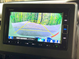 【バックカメラ】駐車時に後方がリアルタイム映像で確認できます。大型商業施設や立体駐車場での駐車時や、夜間のバック時に大活躍!運転スキルに関わらず、今や必須となった装備のひとつです!