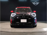 MINIのフロントグリルのデザインはイギリスで生まれた当初から、シルバーのサイドバーが折り重なった伝統的なデザインで御座います。その伝統はBMWのお車になってからでも少しずつ形を変えて守られております