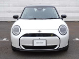 ご納車前には、MINIを熟知したメカニックによる100項目の点検・整備を行います。不具合箇所、交換時期に達している部品に関しましては、全て当社負担で交換してからのご納車となります。