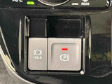 指先だけで簡単に操作が可能な電動パーキングブレーキを採用。「HOLD」スイッチを押すと、渋滞や信号待ちなどでブレーキペダルから足を離しても、ブレーキを保持するので安心です
