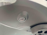 純正ナビゲーションを装着することで狭い道でのすれ違い時に下廻りを映し出す事ができます。他の3つのカメラと連携してパノラマモニターにも対応することが出来ます。