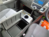 運転席ドリンクホルダー 肘掛け内の収納 エコモード切替スイッチ