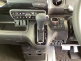 足元スッキリ、インパネシフトです。パーキングブレーキは電子制御パーキングブレーキタイプなので、運転席と助手席の間がスッキリしています。