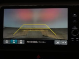 【バックカメラ】運転が苦手な方も車庫入れラクラクです!ギアをリバースに入れれば自動的に切り換わりますので、面倒な操作は不要です♪狭い駐車場もお車を傷つけず安心ですね!