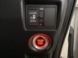 左側電動スライドドアは運転席からでも操作ができるように、ハンドル付近に開閉の操作スイッチが付いています。