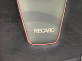 【RECARO製バケットシート】人間工学に基づいた面圧分布によって腰への負担や長時間運転時の疲労発生を軽減☆一目でレカロとわかるスポーティなルックスが特徴です。