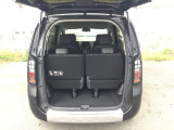 荷室は3列目シートを立てたままでも十分な容量があります。