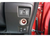 両側電動スライドドア付。通常のドアに比べて、車のボディーに対し平行に開閉し、開けてもスペースを取りません。出入り口が大きいドアはお子様のいるご家庭はもちろん、混んだ駐車場でも大活躍です!