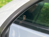 【ブラインドスポットインフォメーション】走行中、ドアミラーの死角になりやすい箇所に後続車が接近するとサイドミラー付近に警告を表示、ドライバーに注意喚起をしてくれます。