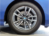 BMWの純正アロイホイールは軽量かつ強度にも優れているホイールで走行性能を引き上げる設計になっております。足元にもBMWは妥協がなくこだわっている個所になります。