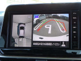【アラウンドビューモニター&バックモニター】クルマを真上から見下ろしているかのような映像が表示され、周囲の状況がひと目で把握できるので、安心してスマートに駐車できます。駐車が苦手な方にオススメです!