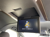 【 フリップダウンモニター 】天井にはフリップダウンモニターも装備されております♪お子様など、ロングドライブでも退屈せず楽しくお過ごしいただけます。