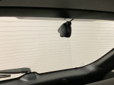 後方にもドライブレコーダーのカメラが付いています。前後両方でお車の周りを監視・記録いたします。使用時は、別途SDカードが必要になります。