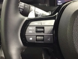 ステアリングにオーディオ操作スイッチが付いています。オーディオ画面に直接タッチしなくても操作が出来ますので、運転に集中できます。