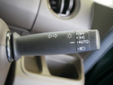 【オートライト】車外の明るさに応じて、自動的にライトの点灯・消灯をしてくれます。トンネルが続くような道でも、スイッチを操作する必要がありません。消し忘れの心配もありません。