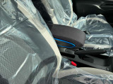 アームレスト付きなのでリラックスして運転が出来ます!収納スペースです