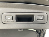 運転席とリアゲート本体に開閉スイッチを装備し、とても便利な電動リアゲート!