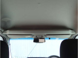 車内前方には オーバーヘッドシェルフが備わっており普段使いの収納に便利です。