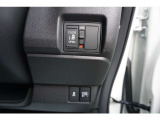 片側電動スライドドア付。通常のドアに比べて、車のボディーに対し平行に開閉し、開けてもスペースを取りません。出入り口が大きいドアはお子様のいるご家庭はもちろん、混んだ駐車場でも大活躍です!