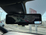 スマートルームミラーも付いています。後方ピラーや荷物、後席に同乗している方や曇りなど視界が遮られた場合でも後方カメラからの映像で安全確認をすることができます。