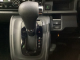 CVT車のセレクトレバーです。低速から高速まで、変速ショックのないスムーズな走りと、エンジン効率のよい領域を維持して燃費にも貢献します。サイドブレーキはスイッチ操作の電子制御パーキングブレーキです。