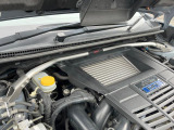 【STIタワーバー】お車の剛性を高めるタワーバーを装備。よりスムーズなコーナリング走行が可能となり、走りも楽しめます。