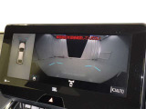 パノラミックビューモニターを装備。駐車場や交差点でクルマを真上から見るように周囲を確認できます。機能の詳細は販売店スタッフまでおたずねください。