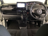 車内は光触媒抗菌消臭施工済です。スタイリッシュなデザインでスポーティなインパネ周りを演出します。グローブボックスやカップホルダーのほかにトレーなどたくさんの収納スペースが付いています。