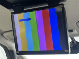 【後席モニター(フリップダウンモニター)】後部座席からも、DVDや映画、ライブ映像、YouTube動画など様々な動画が楽しめ、ドライブが退屈しません!