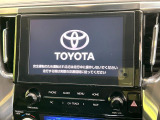 【純正9型ナビ】人気の純正ナビを装備しております。ナビの使いやすさはもちろん、オーディオ機能も充実!キャンプや旅行はもちろん、通勤や買い物など普段のドライブも楽しくなるは