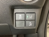 Hondaセンシング用の、VSA(ABS+TCS+横滑り抑制)解除と路外逸脱抑制機能のオンオフスイッチなどはハンドルの右側に装備しています。